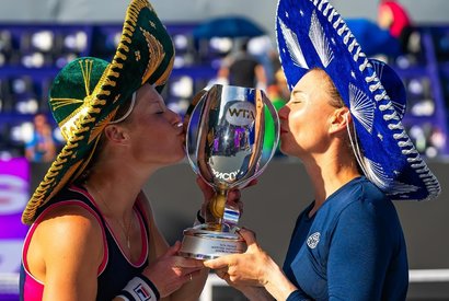 Победительницы Итогового турнира WTA Вера Звонарева и Лаура Зигемунд