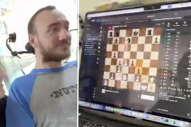 Мужчина с имплантом Neuralink играет в шахматы