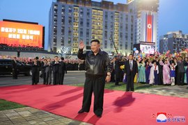 Лидер КНДР Ким Чен Ын и авто Aurus в Пхеньяне