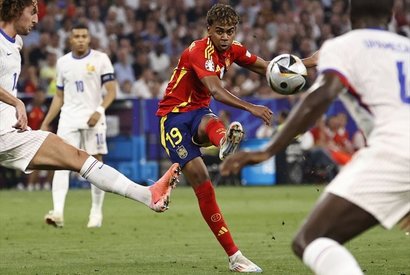 Испанец Ламин Ямаль забивает гол в ворота Франции