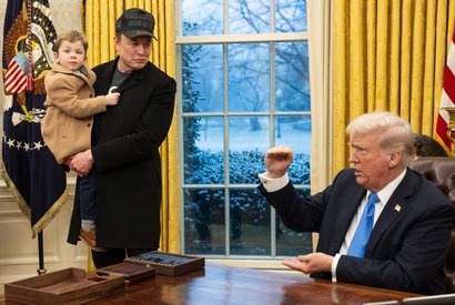 Илон Маск с сыном в кабинете президента США Дональда Трампа