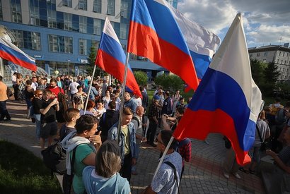 Молодые люди с флагами России