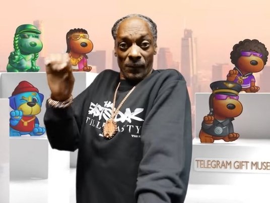 кадр из клипа Gifts рэпера Snoop Doog