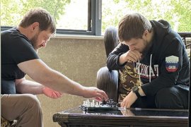 Министр спорта и физической культуры Чечни Ахмат Кадыров и глава Чечни Рамзан Кадыров за игрой в шахматы