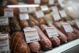 Прилавок с колбасой