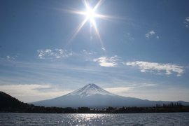 Солнце над горой Фудзияма в Японии