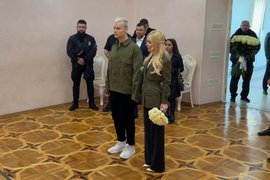 Певец Shaman и глава Лиги безопасного интернета Екатерина Мизулина в ЗАГСе в Донецке