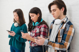 Подростки со смартфонами