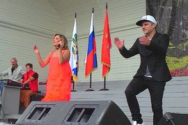 Татьяна Буланова и один из ее танцоров