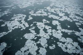 19 ноября не стоит ломать лед на реках, озерах и лужах