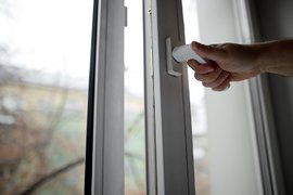 Запрещалось 25 ноября оставлять окна и двери открытыми