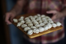 Традиционно 26 ноября начинали лепить пельмени