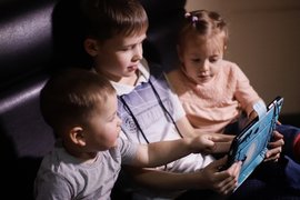 Дети с планшетом