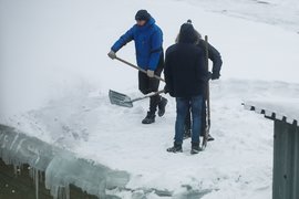 Хорошей приметой считалось сбросить выпавший снег с крыш
