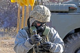 Боец ВСУ в защитном комплект