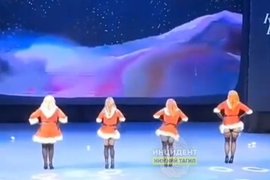 Танец Снегурочек в мини на шоу «Кино елка» в Нижнем Тагиле