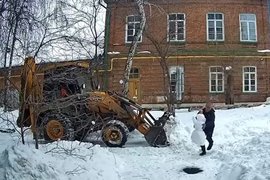 Водитель снегоуборочного трактора спас снеговика