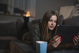 Девушка смотрит сериал