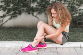 Девушка подвернула ногу