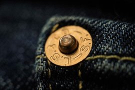 Заклепка на джинсах