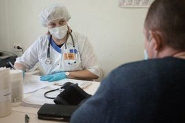 Врач с пациентом в больнице