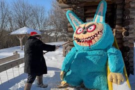 Зубастую Лабубу сожгут в России