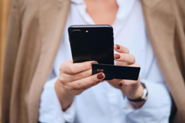 Телефон и банковская карта