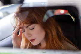 Девушку тошнит в машине