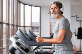 Дедушка в спортзале