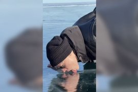 Shaman облизывает лед Байкала