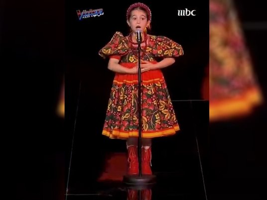Девятилетняя Эмилия с песней «Калинка-малинка» на шоу The Voice Kids: Ahla Sawt