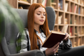 Девушка читает книгу